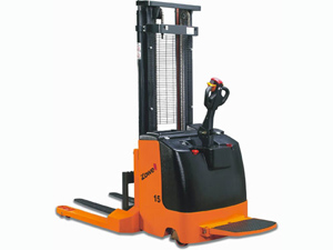 XEK Electric Straddle Stacker